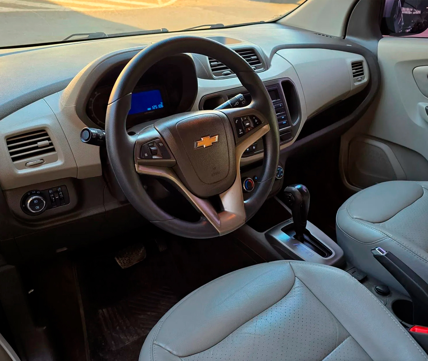 Interior e bancos do Onix